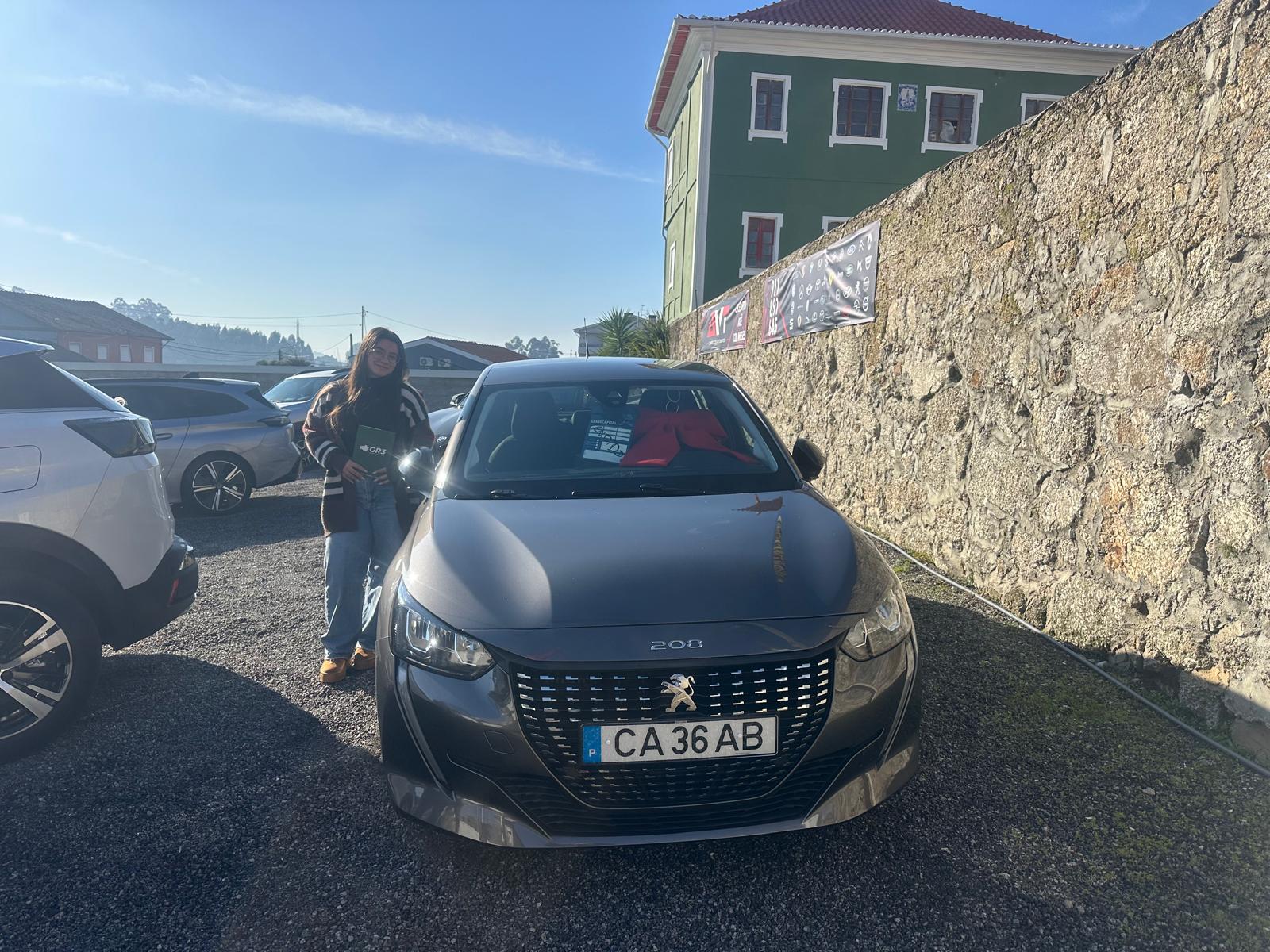 Cliente feliz com o seu carro novo na AVT Automóveis