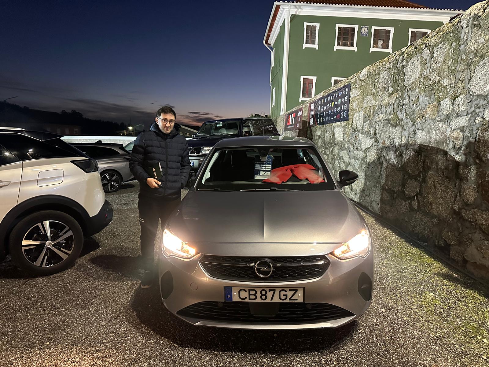 Cliente feliz ao lado do seu carro após a compra na AVT Automóveis